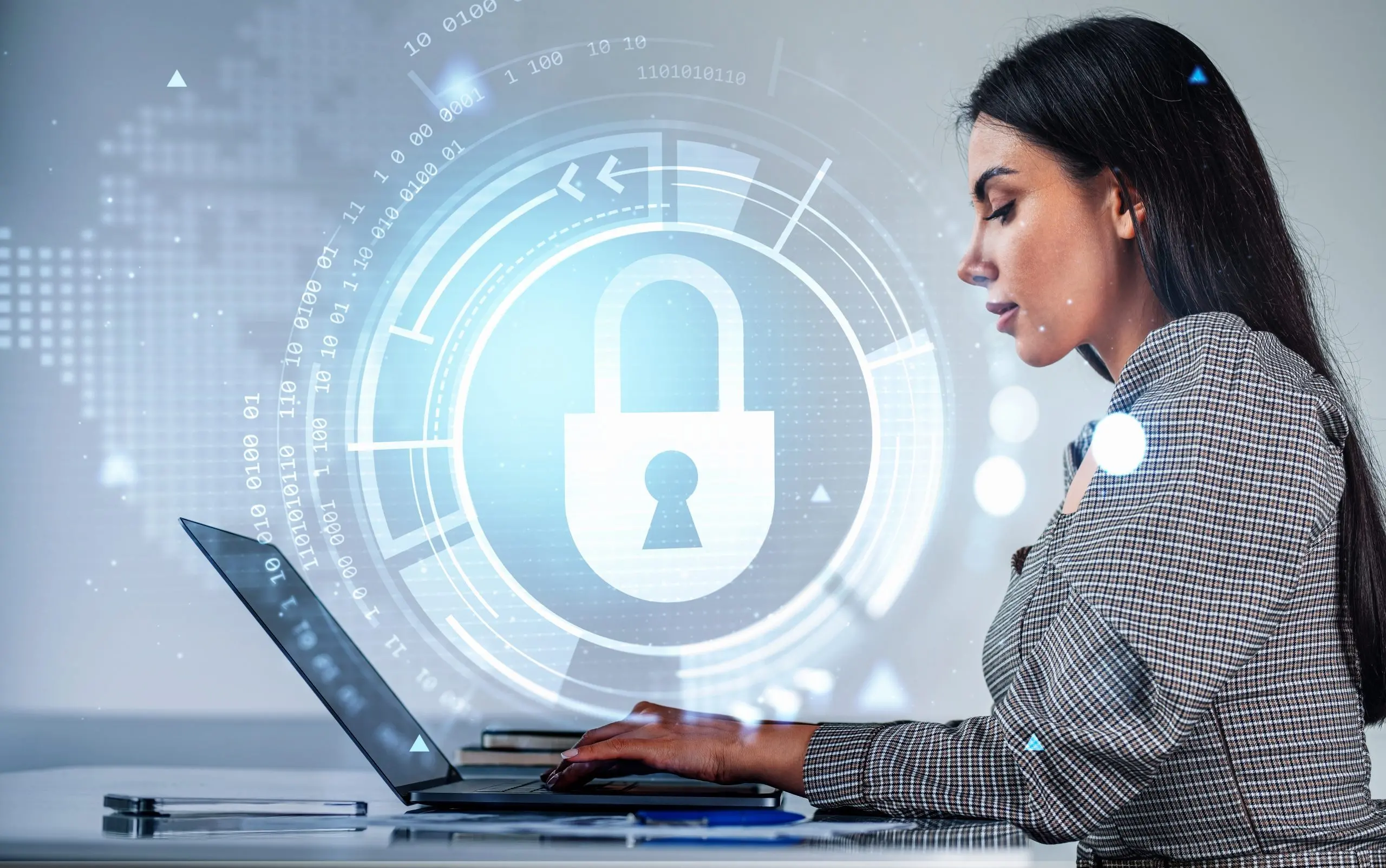 Das Bild zeigt eine Frau die auf Datenschutz und Cyber Security achtet.