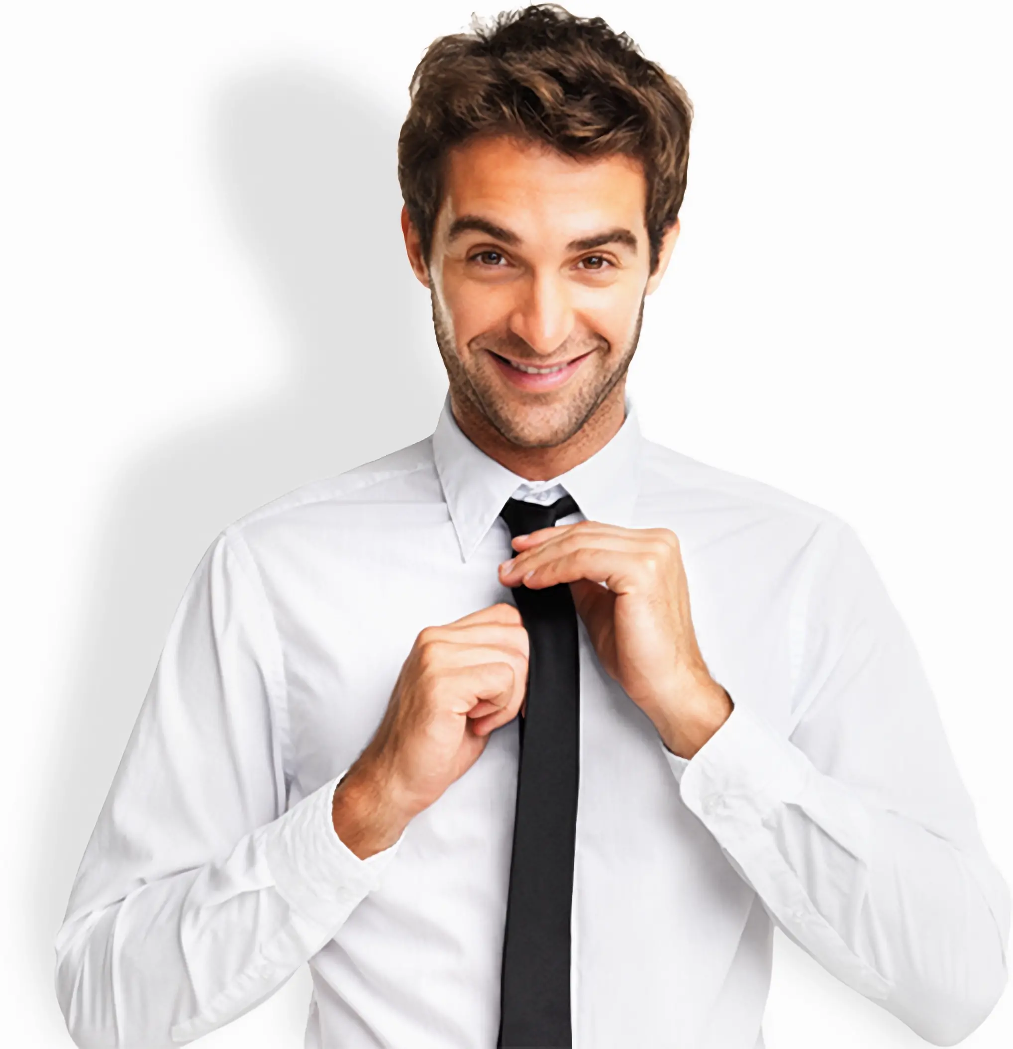 Eine Person in einem weißen Hemd die sich die Krawatte bindet und dabei lächelt